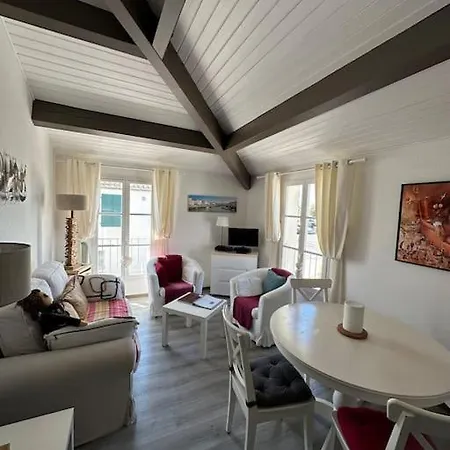 St Martin With Aircon, Car Park & Swimming Pool Across Street,access To Shared Garden Area *