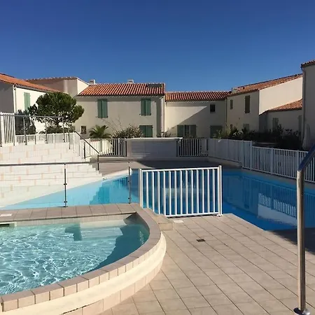 St Martin With Aircon, Car Park & Swimming Pool Across Street,access To Shared Garden Area