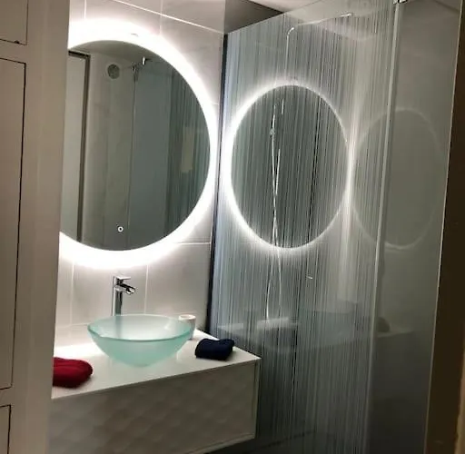 Apartamento St Martin With Aircon, Car Park & Swimming Pool Across Street,access To Shared Garden Area *