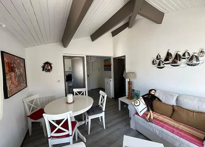 Apartamento St Martin With Aircon, Car Park & Swimming Pool Across Street,access To Shared Garden Area