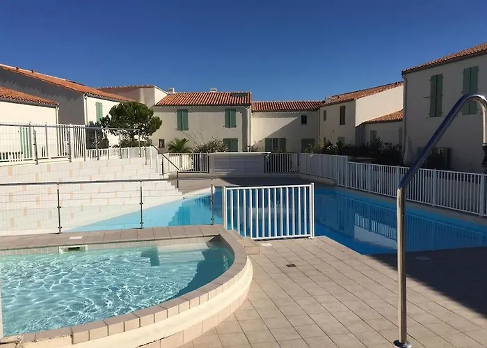 St Martin With Aircon, Car Park & Swimming Pool Across Street,access To Shared Garden Area